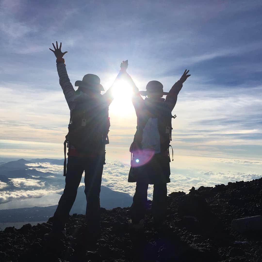 YUKA さんのインスタグラム写真 - (YUKA Instagram)「富士山頂からの景色。  スニッカーズにカップヌードルは登山の味方！  ずっと夢だった、富士登山✨ ほんとうに、胸がいっぱい  どんどん、まえに進んで行こう ✨✨✨✨🧚‍♂️✨✨✨✨ 中秋の名月リハーサル行ってきます！  #富士山 #mtfuji #登山 #moumoon #singer #fullmoon #live #中秋の名月 #太陽と月の演奏会 #昭和女子大学人見記念講堂 #9月2日」8月15日 11時43分 - yukamoumoon