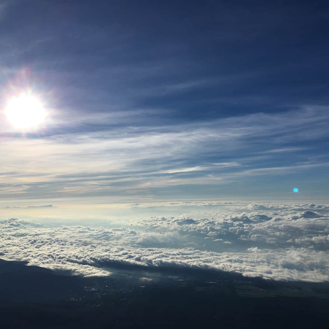 YUKA さんのインスタグラム写真 - (YUKA Instagram)「富士山頂からの景色。  スニッカーズにカップヌードルは登山の味方！  ずっと夢だった、富士登山✨ ほんとうに、胸がいっぱい  どんどん、まえに進んで行こう ✨✨✨✨🧚‍♂️✨✨✨✨ 中秋の名月リハーサル行ってきます！  #富士山 #mtfuji #登山 #moumoon #singer #fullmoon #live #中秋の名月 #太陽と月の演奏会 #昭和女子大学人見記念講堂 #9月2日」8月15日 11時43分 - yukamoumoon