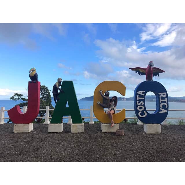 ジェシカ・アシュリーのインスタグラム：「Rainforest tour! #swipe to see the sleeping sloth and pretty trees 😬」