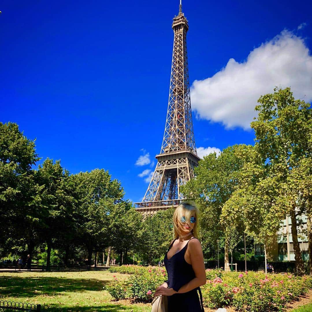のインスタグラム：「This morning I wrote a very carefully worded post ... technically that was yesterday... or today... who knows. But it was far better than this one! Didn’t realise #instagram rejected me! This was taken during a trip to Paris for my 30th #birthday . This trip was one of the #best times of my #life . I can’t express how #grateful I am to everyone who made it SO SO #special . Truly touched and honoured to have such #amazing #friends and #family . I #love #you all with all my #heart - I am #blessed to have such strong , incredible people around who make #me #happy beyond these (jet lagged) #words . #instagood #blessed #thankyou」
