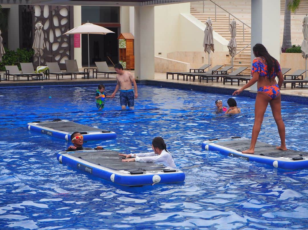 香山ひとみさんのインスタグラム写真 - (香山ひとみInstagram)「#アメリカ生活海外旅行編 CANCUN . Hyatt Ziva は、YOGAやプールでのアクティビティも充実していました。 . ひどすぎる私のアクティビティはこちら。 優しいトレーナーも苦笑い。 . 本当、運動神経どうにかしたい...。 でもめちゃめちゃ楽しかった😆😆😆 . . #メキシコ #カンクン #カンクン旅行  #Mexico #CANCUN #HyattZivaCancun . . #海外生活 #アメリカ生活 #サンフランシスコ駐在 #旅行 #旅 #子連れ海外旅行 #子連れ旅行  #Americalife #travel #travelgram #instagood #instalike」8月15日 8時37分 - hitomi.k24