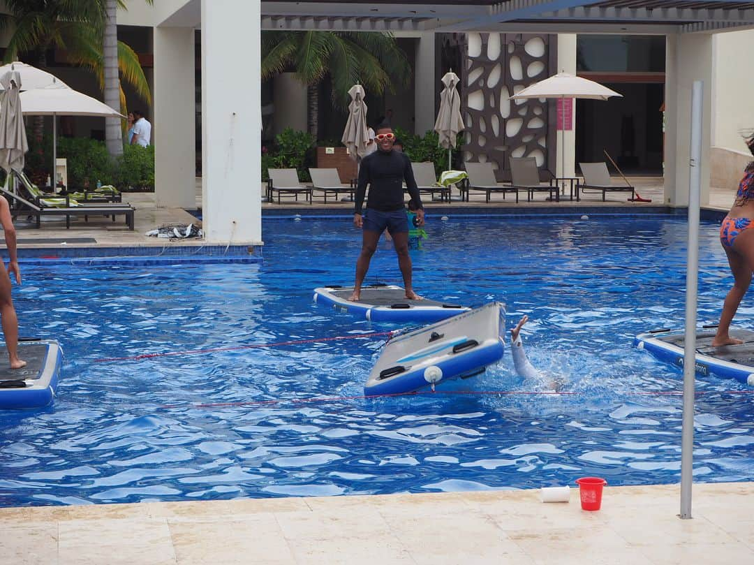 香山ひとみさんのインスタグラム写真 - (香山ひとみInstagram)「#アメリカ生活海外旅行編 CANCUN . Hyatt Ziva は、YOGAやプールでのアクティビティも充実していました。 . ひどすぎる私のアクティビティはこちら。 優しいトレーナーも苦笑い。 . 本当、運動神経どうにかしたい...。 でもめちゃめちゃ楽しかった😆😆😆 . . #メキシコ #カンクン #カンクン旅行  #Mexico #CANCUN #HyattZivaCancun . . #海外生活 #アメリカ生活 #サンフランシスコ駐在 #旅行 #旅 #子連れ海外旅行 #子連れ旅行  #Americalife #travel #travelgram #instagood #instalike」8月15日 8時37分 - hitomi.k24