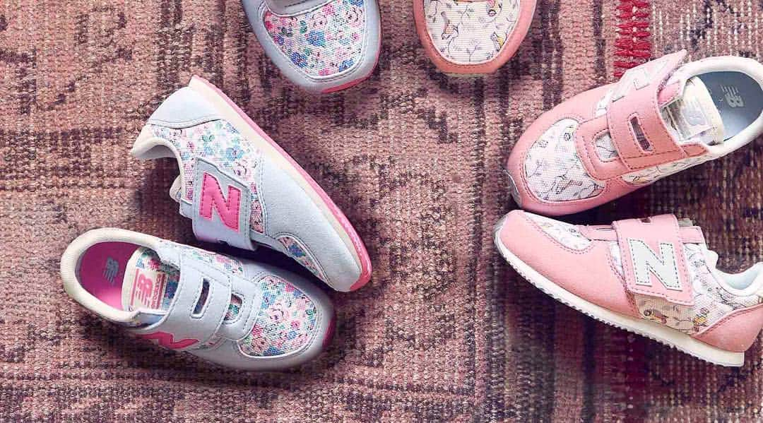 New Balance Japan Women さんのインスタグラム写真 - (New Balance Japan Women Instagram)「【New Balance x Cath Kidston:KV220】8月17日(金)より発売開始するキャス キッドソンとのコラボレーションコレクション。1980年代にエントリー向けランニングシューズとして登場したクラシカルなランニングスタイルが特徴の「220」キッズバージョン。脱ぎ履きしやすいベルクロタイプで、普段履きとしてはもちろん、特別な日のおでかけにぴったりのシューズには、キャス キッドソンで人気のプリント「ミューズディッツィ」と「リトルバーズ」がのせられています。  #キャスキッドソン#ニューバランス#CathkidstonXNewBalance#cathkidston#newbalance#NB」8月15日 10時38分 - nbwomen_jp