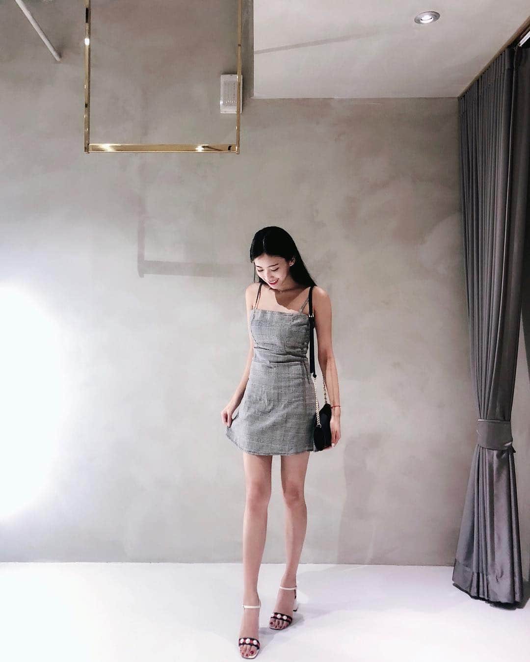 張楚珊さんのインスタグラム写真 - (張楚珊Instagram)「誰這麼會拍把我拍的這麼高✨🤤 用哀鳳拍的！只有修色調而已～ 角度真的太重要了其實我才162😂😆 很多人看到我本人最常講的就是：原來你本人不高⋯ 威～也不矮厚🤣 洋裝/ @owltracys  #3穿搭」8月15日 20時26分 - iam33___