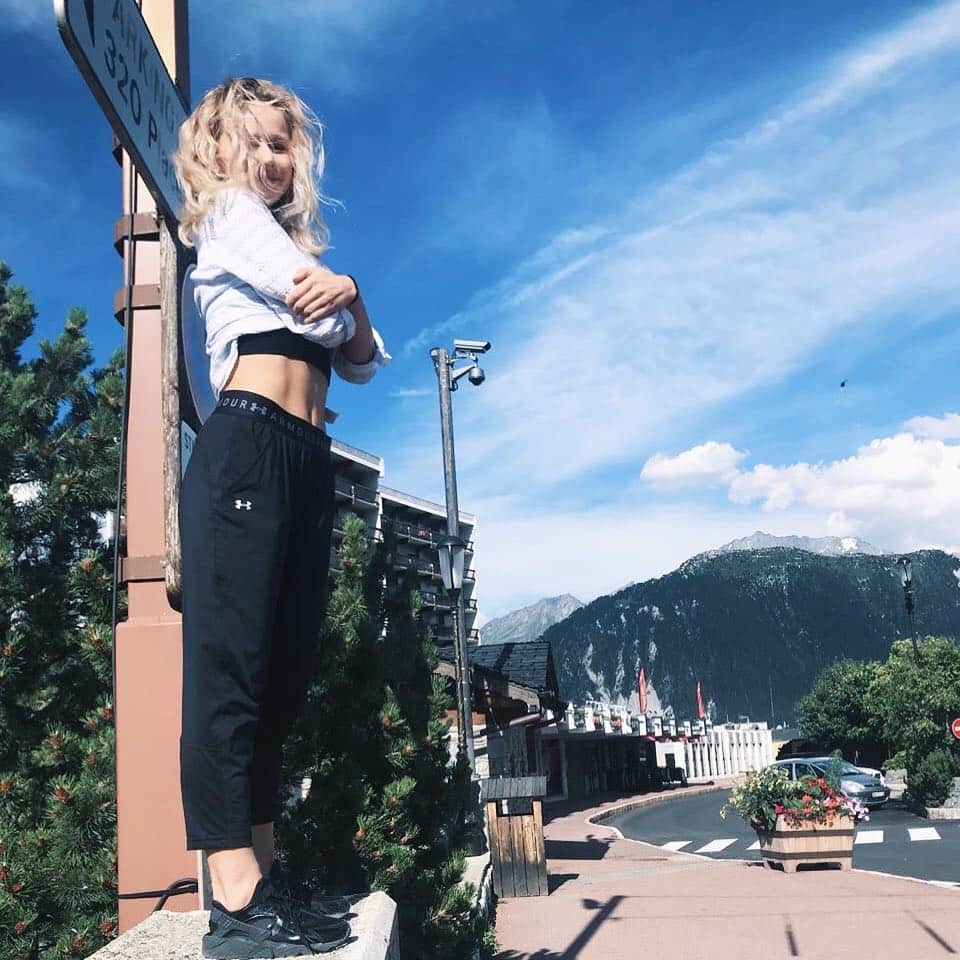 セラフィマ・サハノヴィッチのインスタグラム：「Miss 🇫🇷 — Разве женщина не больше того, во что она одета? — Конечно. Но мужчины любят глазами. Поэтому с этого и стоит начинать.」