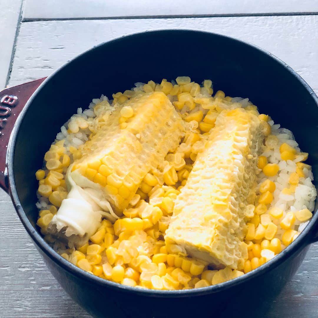 内田恭子さんのインスタグラム写真 - (内田恭子Instagram)「収穫してきた夏野菜。なにを作っても、素材がいいから美味しい。お料理が楽しくなるなあ。  #うちごはん #夏野菜 #採れたて野菜 #トマトがぎゅっと甘い #とうもろこしも生で美味し #とうもろこしご飯 #カプレーゼ #手羽先 と茄子とししとうの素揚げ #冷たく冷やしたラタテューユ #内田恭子 #kyokouchida #ごちそうさまでした」8月15日 14時07分 - kyoko.uchida.official