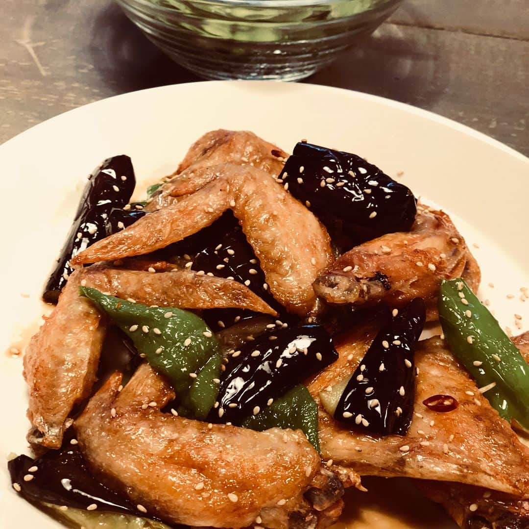 内田恭子さんのインスタグラム写真 - (内田恭子Instagram)「収穫してきた夏野菜。なにを作っても、素材がいいから美味しい。お料理が楽しくなるなあ。  #うちごはん #夏野菜 #採れたて野菜 #トマトがぎゅっと甘い #とうもろこしも生で美味し #とうもろこしご飯 #カプレーゼ #手羽先 と茄子とししとうの素揚げ #冷たく冷やしたラタテューユ #内田恭子 #kyokouchida #ごちそうさまでした」8月15日 14時07分 - kyoko.uchida.official