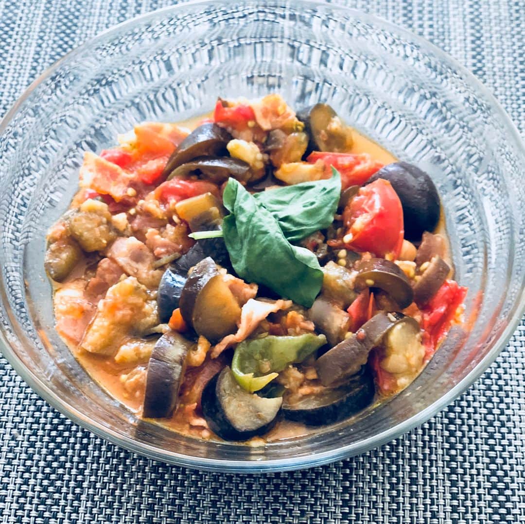 内田恭子さんのインスタグラム写真 - (内田恭子Instagram)「収穫してきた夏野菜。なにを作っても、素材がいいから美味しい。お料理が楽しくなるなあ。  #うちごはん #夏野菜 #採れたて野菜 #トマトがぎゅっと甘い #とうもろこしも生で美味し #とうもろこしご飯 #カプレーゼ #手羽先 と茄子とししとうの素揚げ #冷たく冷やしたラタテューユ #内田恭子 #kyokouchida #ごちそうさまでした」8月15日 14時07分 - kyoko.uchida.official
