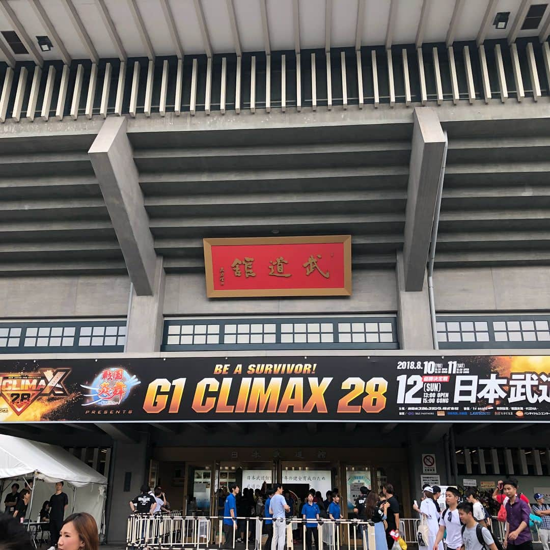 辻 よしなりさんのインスタグラム写真 - (辻 よしなりInstagram)「本当に久しぶりに、新日本プロレスのG1クライマックスを、武道館で観ることができました。棚橋選手、飯伏選手の決勝は真に素晴らしい内容でしたぁ。プロレス界の4番バッターを張った2人。とてつもないプレッシャーを跳ね除けるその精神力に感動しました。G1クライマックスの黎明期から知っている辻としては、時の流れを感じつつ、とても感慨深いものがありましたぁ。」8月15日 15時18分 - yoshinari_tsuji