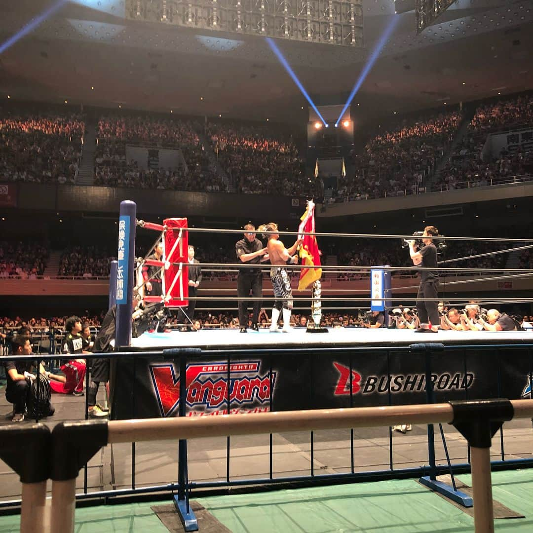 辻 よしなりさんのインスタグラム写真 - (辻 よしなりInstagram)「本当に久しぶりに、新日本プロレスのG1クライマックスを、武道館で観ることができました。棚橋選手、飯伏選手の決勝は真に素晴らしい内容でしたぁ。プロレス界の4番バッターを張った2人。とてつもないプレッシャーを跳ね除けるその精神力に感動しました。G1クライマックスの黎明期から知っている辻としては、時の流れを感じつつ、とても感慨深いものがありましたぁ。」8月15日 15時18分 - yoshinari_tsuji