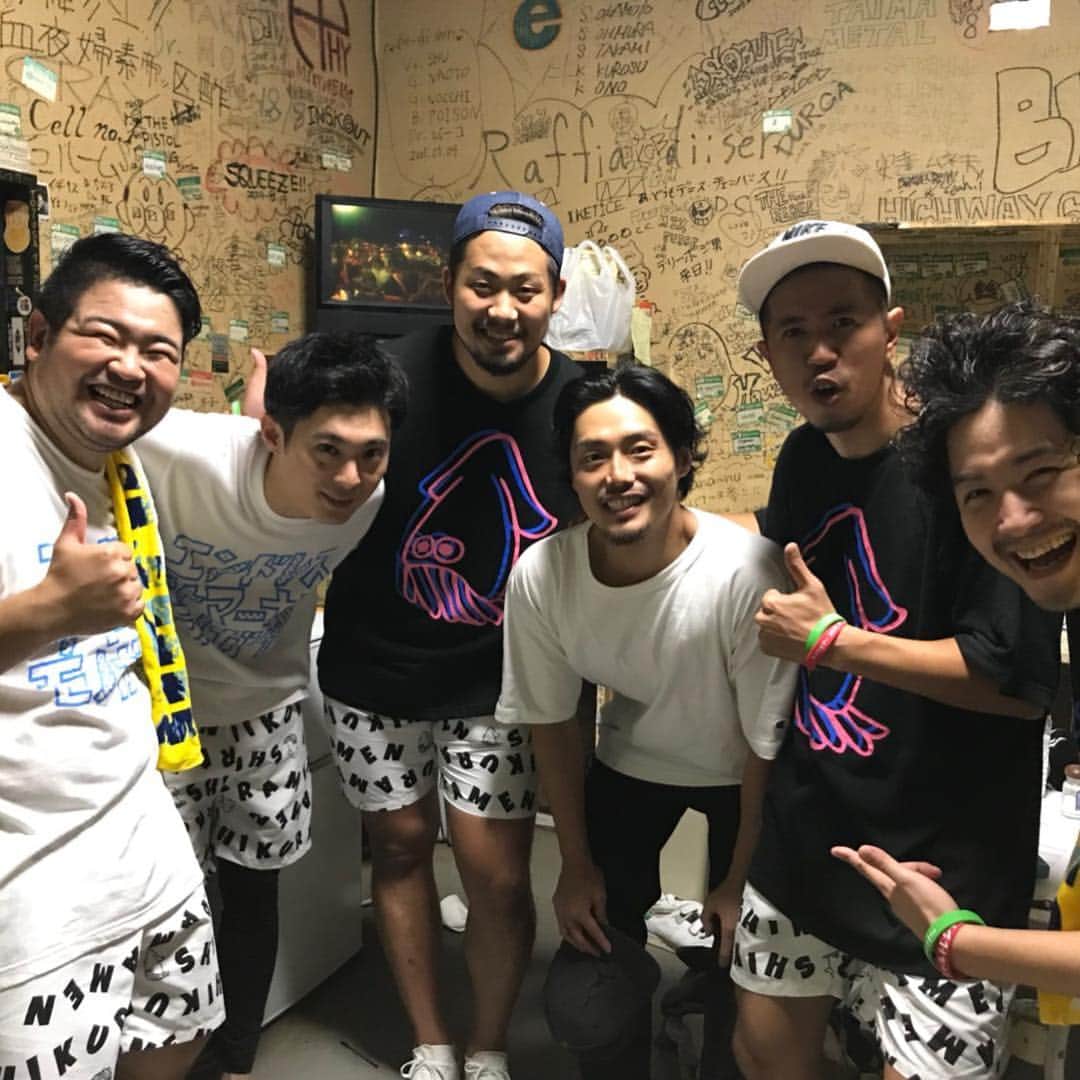 のインスタグラム：「先日宇都宮でシクラメンさんのライブがあったのでイカしてもらいました。 楽しくて、熱くなって、泣ける歌ばかりで最高に盛り上がりました。また機会があればライブ見に行きたいです！メンバーの方々も優しくて面白いし最高です‼︎ #シクラメン #シクラ族 #宇都宮 #DEppa #肉だんご #桃紅茶 #電球」