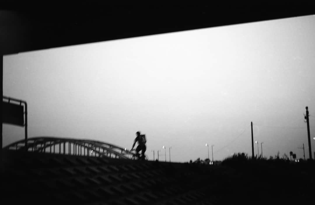 田島貴男さんのインスタグラム写真 - (田島貴男Instagram)「河原にて。 #フィルムカメラ #barnack_leica  #elmar5cm #fujiacros100  #自家現像」8月15日 15時41分 - tajimatakao