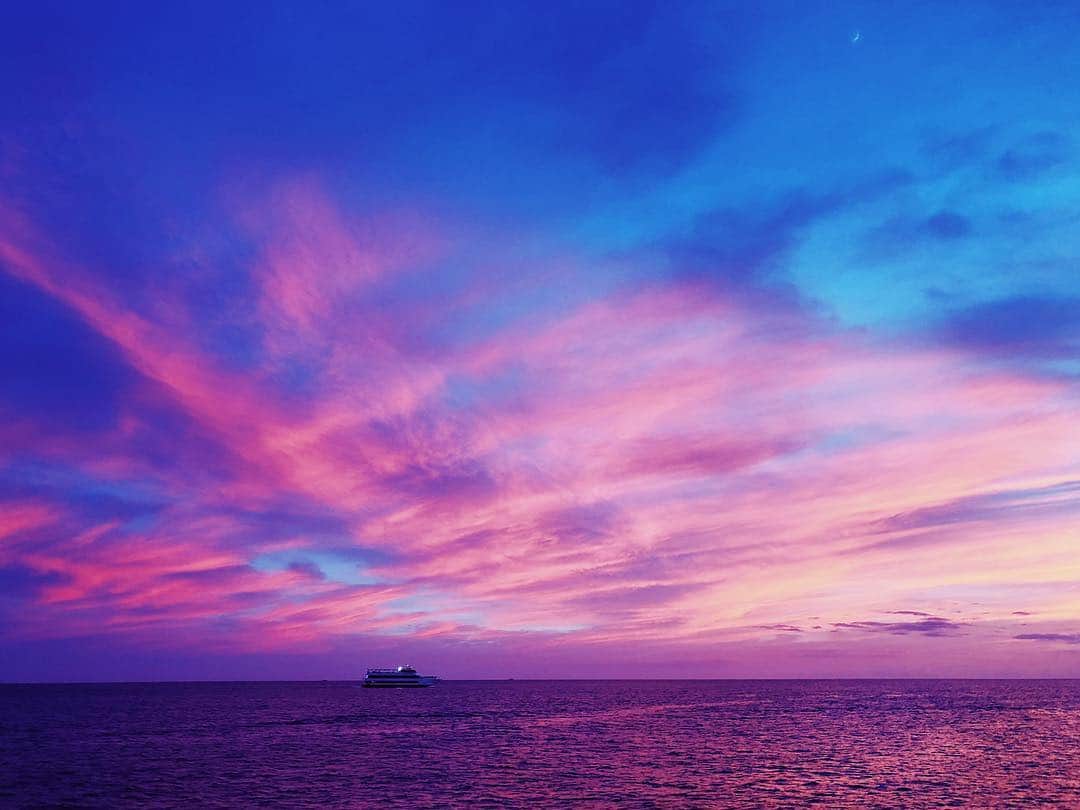 鮎河ナオミさんのインスタグラム写真 - (鮎河ナオミInstagram)「今日の夕日は一段と綺麗だった〜！！ Today's sunset💓 . . . . . #breathtaking #breathtakingview #todays #sunset #pink #blue #hawaii #nature #everydaybeauty #hawaiilife #hawaiistagram #luckywelivehawaii #amazingsunset #shotwithiphone #サンセット #夕日 #綺麗 #毎日 #美しい夕日 #感動 #ハワイ #ワイキキ #クルーズ」8月15日 15時39分 - naomiayukawa