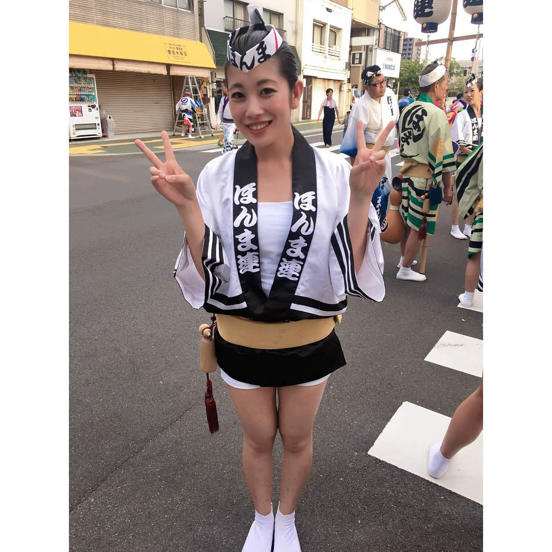 梅山茜さんのインスタグラム写真 - (梅山茜Instagram)「. ＊阿波踊り1日目＊ . 12日に徳島市の阿波踊り開幕しました☺️💕 去年の阿波踊りは関学連で踊ったけど 1日だけだったので物足りず、、、 阿波踊り期間が終わってすぐ、ほんま連に入連して 練習してきました！！！！ 時間差で初日の分からUPしていきます😚😚 初日は市役所→ケーブルテレビ→南内町→藍場浜 本格的に入連してからの初めての桟敷は長かったけど すっごく楽しかった😭♥️♥️♥️♥️ そして本当に先輩たちの踊りが素敵すぎた😭 東京から来たご夫婦が一緒に踊って下さって 「本当に素敵で感動した！本当にありがとう！」 って言われて涙がつーー😭😭😭 こちらこそありがとうの気持ちで一杯でした。 . 徳島市の阿波踊りは今日まで！ ぜひ楽しんでいってください！！！ 今日のほんま連のスケジュール！ 18:00 南内町→18:48 紺屋町→19:45 藍場浜 →20:30 両国本町→21:42 市役所 22:24 市役所です！ ほんま連を見に来てください💕 . #阿波踊り#ゴジカル#四国放送#徳島#阿波おどり#アナウンサー#女子アナ#ほんま連#2018阿波おどり#平成最後の夏#夏#お盆#夏休み#盆踊り#awaodori」8月15日 16時31分 - umeyama_akane