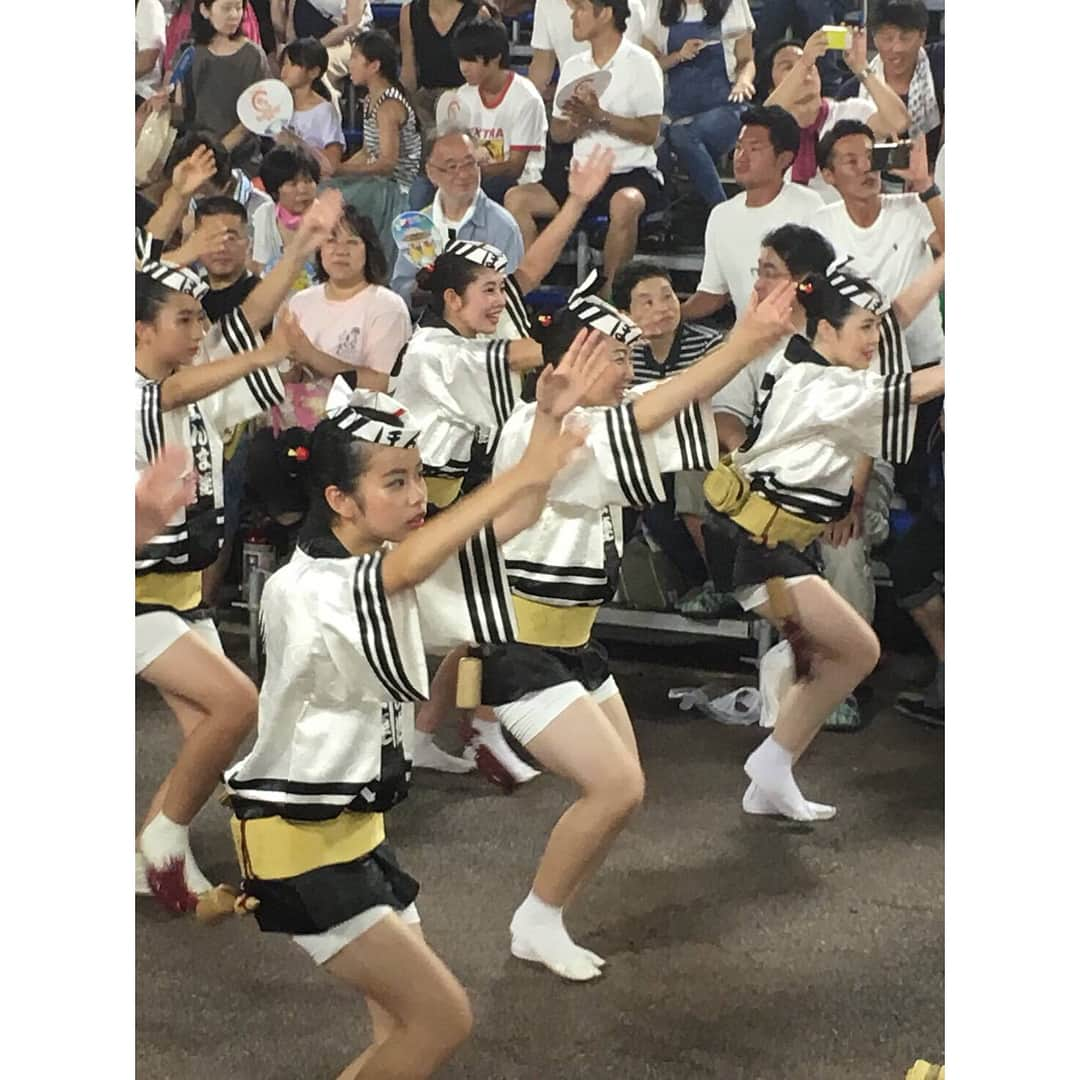 梅山茜さんのインスタグラム写真 - (梅山茜Instagram)「. ＊阿波踊り1日目＊ . 12日に徳島市の阿波踊り開幕しました☺️💕 去年の阿波踊りは関学連で踊ったけど 1日だけだったので物足りず、、、 阿波踊り期間が終わってすぐ、ほんま連に入連して 練習してきました！！！！ 時間差で初日の分からUPしていきます😚😚 初日は市役所→ケーブルテレビ→南内町→藍場浜 本格的に入連してからの初めての桟敷は長かったけど すっごく楽しかった😭♥️♥️♥️♥️ そして本当に先輩たちの踊りが素敵すぎた😭 東京から来たご夫婦が一緒に踊って下さって 「本当に素敵で感動した！本当にありがとう！」 って言われて涙がつーー😭😭😭 こちらこそありがとうの気持ちで一杯でした。 . 徳島市の阿波踊りは今日まで！ ぜひ楽しんでいってください！！！ 今日のほんま連のスケジュール！ 18:00 南内町→18:48 紺屋町→19:45 藍場浜 →20:30 両国本町→21:42 市役所 22:24 市役所です！ ほんま連を見に来てください💕 . #阿波踊り#ゴジカル#四国放送#徳島#阿波おどり#アナウンサー#女子アナ#ほんま連#2018阿波おどり#平成最後の夏#夏#お盆#夏休み#盆踊り#awaodori」8月15日 16時31分 - umeyama_akane