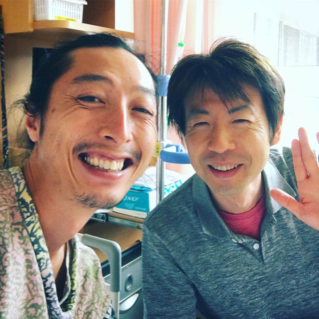 タニザワトモフミのインスタグラム：「小中学生時代、通っていた中田塾（山の登り方とか苔の育て方とかも実地で教えてくれた最高の塾）の先生の息子さんで、僕に音楽から写真から色んな紛争地域の国の話まで、たくさんのことを教えてくれた写真家で建築士でもある中田聡一郎さんが、突然お見舞いに来てくれた。 相変わらず知恵と知識と経験のデパートのような方で、そして、とても優しい兄のように思っている人。 嬉しかった〜！ カメラマン先生、ありがとう！（かつての呼び名のまま）  #中田聡一郎」