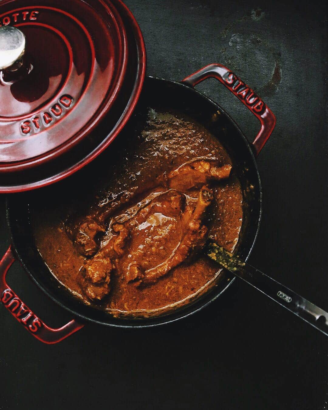 樋口正樹さんのインスタグラム写真 - (樋口正樹Instagram)「Porkrib Curry . 夕食のカレーの仕込み。 ベースは排骨湯。 骨から肉がスルっと剥がれ、 さらにホロッと崩れたところが、 カレーが飲み物になる目安。 . . . #カレーライス #カレー #ポークカレー #カレーは飲み物 #ストウブ #樋口さんちもカレー #porkribcurry #currygram #curry #madeinstaub #staub #🍛」8月15日 16時57分 - higuccini