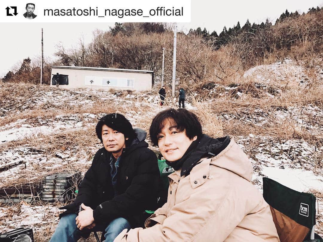 井浦新さんのインスタグラム写真 - (井浦新Instagram)「永瀬兄さん 作品への向き合い方 現場での立ち方 その心を いつも学ばせてもらっています ありがとうございます 共演させていただいた 映画【赤い雪】 8.25 湯布院映画祭にて上映が決定！ 謎多きこの映画をこの機会に是非ご堪能下さい #赤い雪 #甲斐組 #湯布院映画祭 #Repost @masatoshi_nagase_official ・・・ “8/25湯布院映画祭にて映画『赤い雪』上映決定！お近くの方は是非！新くんとの共演はいつも同志感が強く、安心感・安定感で包まれる。ありがとう” 〜from M.Nagase ★  #湯布院映画祭 #甲斐さやか監督作品 #赤い雪 #映画 #movie #cinema #永瀬正敏 #masatoshinagase #菜葉菜 #井浦新 #夏川結衣 #佐藤浩市 #イモトアヤコ #吉澤健 #坂本長利 #眞島秀和 #ワールドプレミア #worldpremiere #ありがとう」8月15日 17時07分 - el_arata_nest