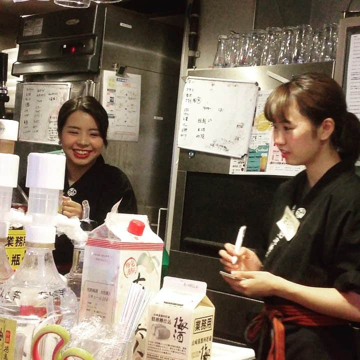 知床漁場 新大宮店のインスタグラム：「ゆりちゃん先輩新人のまいちゃんにドリンクの作り方を教えてくれてます！ 頼もしい先輩とやる気のある新人さんが入ってきてくれて私も嬉しいです☺️💕 知床漁場は優しい先輩が教えてくれますよ👌🏼👌🏻 #知床漁場#新大宮#奈良#知床#居酒屋#海鮮#海鮮居酒屋#アルバイト募集中」