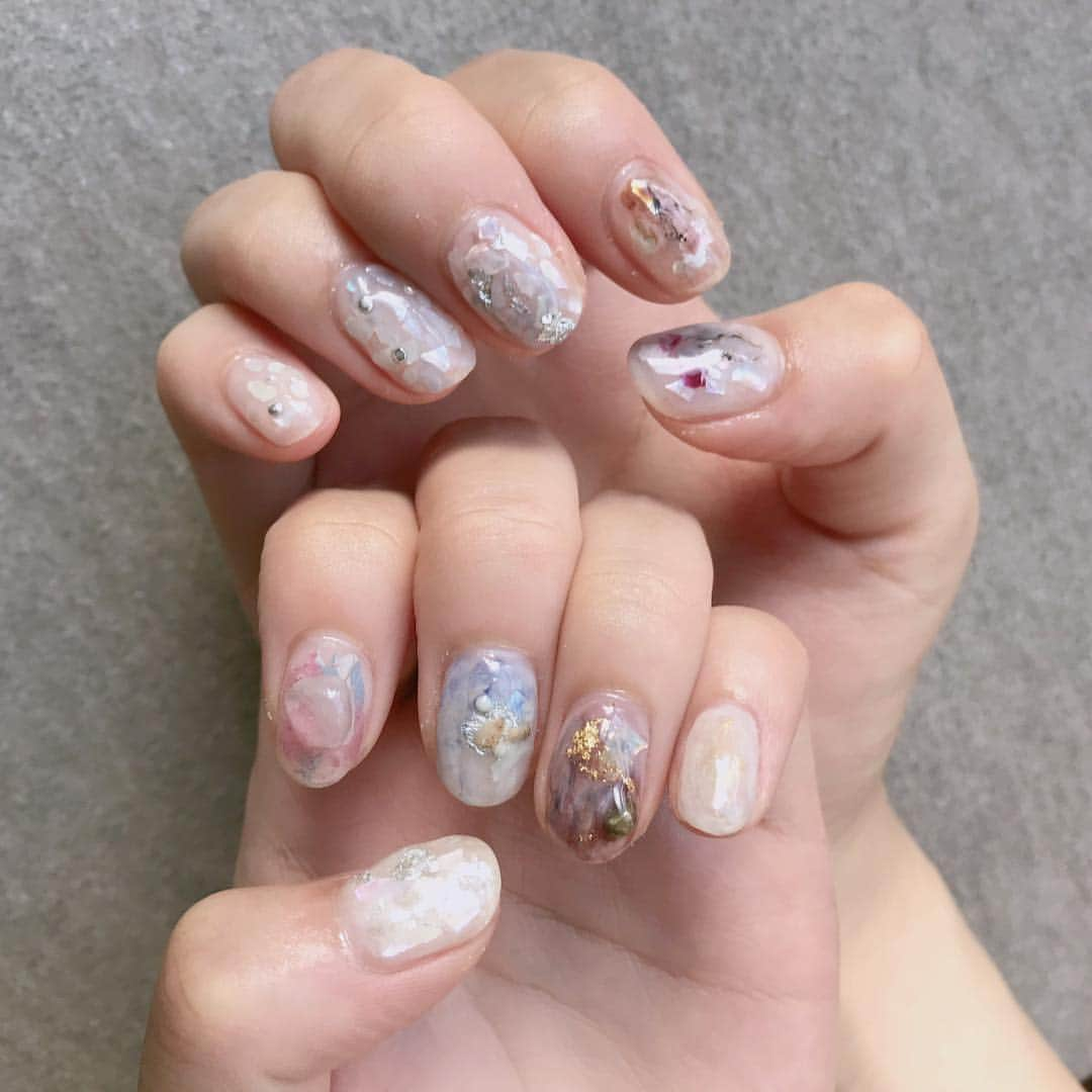 井口綾子さんのインスタグラム写真 - (井口綾子Instagram)「・ ネイル変えました💅 おそらくこの夏最後のネイルなのでシェルが沢山入った夏らしいデザインにしてみました🐚💕☺️」8月15日 17時57分 - ayako_inokuchi