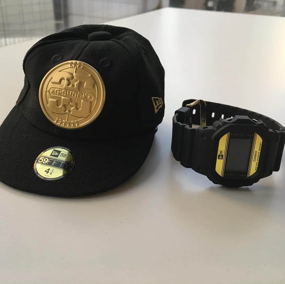 丸山ゴンザレスのインスタグラム：「G SHOCK×NEWERAコラボ！左はケース。金金しててカッコいいです。 #gshock #newera」