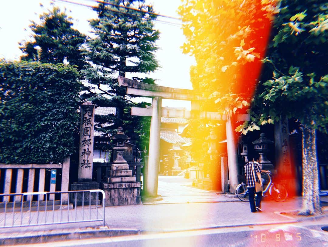 平祐奈さんのインスタグラム写真 - (平祐奈Instagram)「平成30年8月15日 大安🔴 今日は元祇園梛神社へ行ってお参りさせて頂きました。 御朱印も頂戴しました🙏 こんな暑い日でも境内は豊かな空気が流れていました。 手水がセンサーになっている事には驚きました。 日本の文化、昔からのいい伝え、人と人との繋がり、ご縁は大切にしていきたいですね。 いのちを救い、いのちを繋ぐ。 平和について深く考える日、、。 今日も1日活かせてくれたことに感謝です。ありがとう。 #終戦記念日 #元祇園梛神社#梛神社 #隼神社 #京都 #祐奈の神社日記」8月15日 22時10分 - yunataira_official