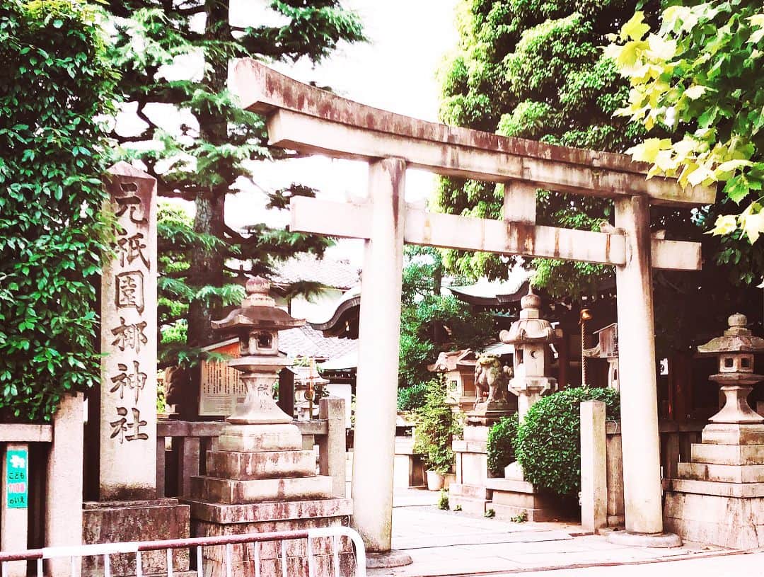 平祐奈さんのインスタグラム写真 - (平祐奈Instagram)「平成30年8月15日 大安🔴 今日は元祇園梛神社へ行ってお参りさせて頂きました。 御朱印も頂戴しました🙏 こんな暑い日でも境内は豊かな空気が流れていました。 手水がセンサーになっている事には驚きました。 日本の文化、昔からのいい伝え、人と人との繋がり、ご縁は大切にしていきたいですね。 いのちを救い、いのちを繋ぐ。 平和について深く考える日、、。 今日も1日活かせてくれたことに感謝です。ありがとう。 #終戦記念日 #元祇園梛神社#梛神社 #隼神社 #京都 #祐奈の神社日記」8月15日 22時10分 - yunataira_official