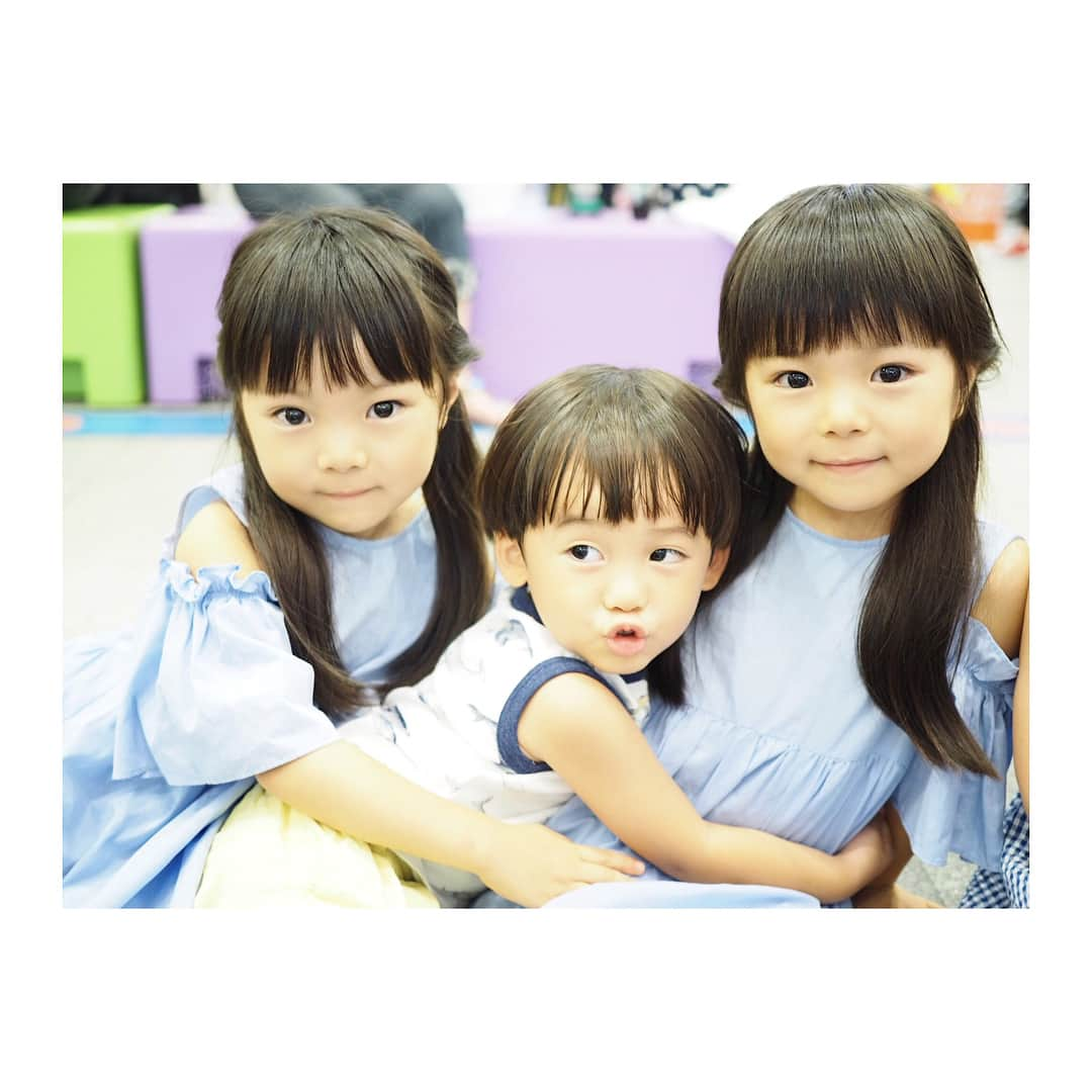 Yukiさんのインスタグラム写真 - (YukiInstagram)「双子ちゃんのすこし性格が違うと思うところは、 左の子は自分から話しかけてすぐに仲良くなれるタイプw♡  右の子はすこし受け身で話しかけてくれるのを待ってるタイプ😂💕ww  写真選べず、続きを載せさせてください(o^^o) * *  @ayuchan0819  ちゃんちの弟くん、ちょっと受け身な次女ちゃんにもいっぱい話しかけてくれて嬉しかったし可愛かったー♡  男の子ってまた違った可愛さがあって癒し😂✨ そして赤ちゃん大好きな長女ちゃんは抱っこさせてもらって嬉しそうでした♡  スワイプ最後の食べてる姿はやっぱり好きw💕💕 @ayuchan0819 & @yococono & @fancykyon  ちゃん♡ ありがとうー♡♡」8月15日 22時40分 - yukikuu96