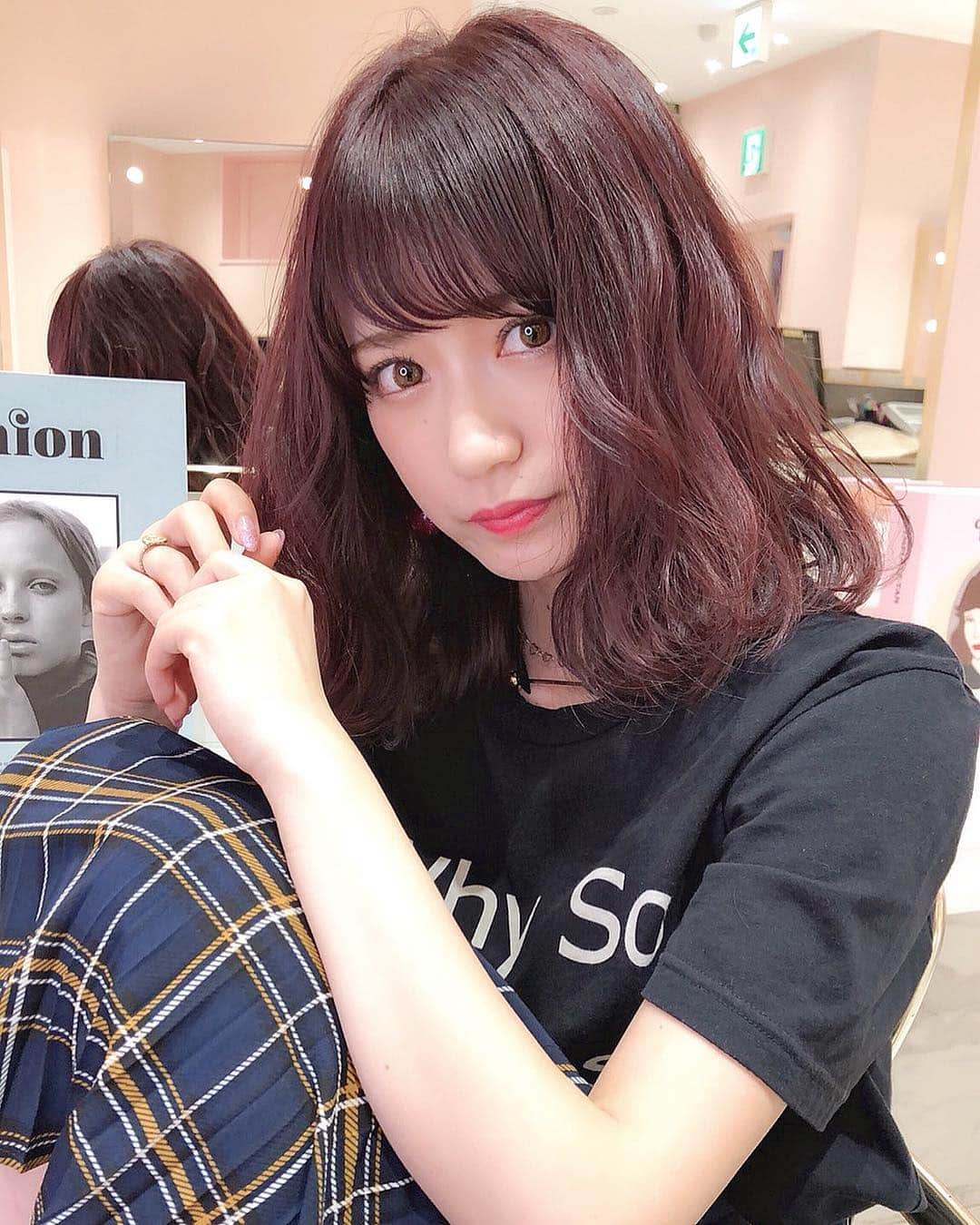 のインスタグラム：「. . 🍒🖤 Dark Cherry Pink 🖤🍒 大西さんにカラーバターでpink注入💉💞してもらって 長さも5センチくらいカットしてもらった💗💭💕 髪切りたくてたまらなかったからやっと切れて嬉しい😂 カットは絶対大西さんにお任せしてます💞 カラーはアメリカンチェリー🇺🇸🍒みたいな ちょっぴりダークな最高にカワイイカラー🤤💗💗 最近は暗めにハマってます♥ この秋ピンクにしたいと思ってる方は 是非真似してみてください☺️🙌💓💓 . 大西さん🦁 @leo__nishi ♥ @leo__range  tops : SLY skirt : #dazzlin #チェックプリーツラップスカート . #dazzlin#dazzlinstaff#dazzlin_snap#code#coordinate#fashion#dazzlin_autumn#コーディネート#ファッション#私服#shima#shimasixginza#銀座#銀座美容室#ヘアカラー#ピンクカラー」