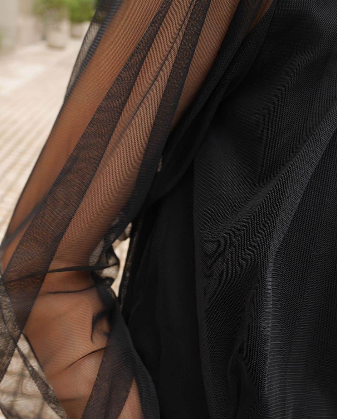 小嶋梨奈さんのインスタグラム写真 - (小嶋梨奈Instagram)「AWのEBLÓAコーデ🍂 8/24発売の シアーNCフリルknitTOP スプリットレザースタッズショルダーBAG バイカラーレースアップショートブーツ スカートは9月発売です😊 袖の透け感が女性らしいtops💞 ネックのフリル、フレアな袖口、 見頃にはチュールでたっぷりギャザーを取り、 可愛いをぎゅうーっと詰め込みました😂 袖口にはしっかりとしたゴムが入っているので お好きな位置で調節可能です❤️ BLKの他に、RED、BLUをご用意しています✨ #leoryxeblóa #EBLÓA #EBLOA  #AW #comingsoon #knit #eblóa_movie」8月15日 23時07分 - corina_718