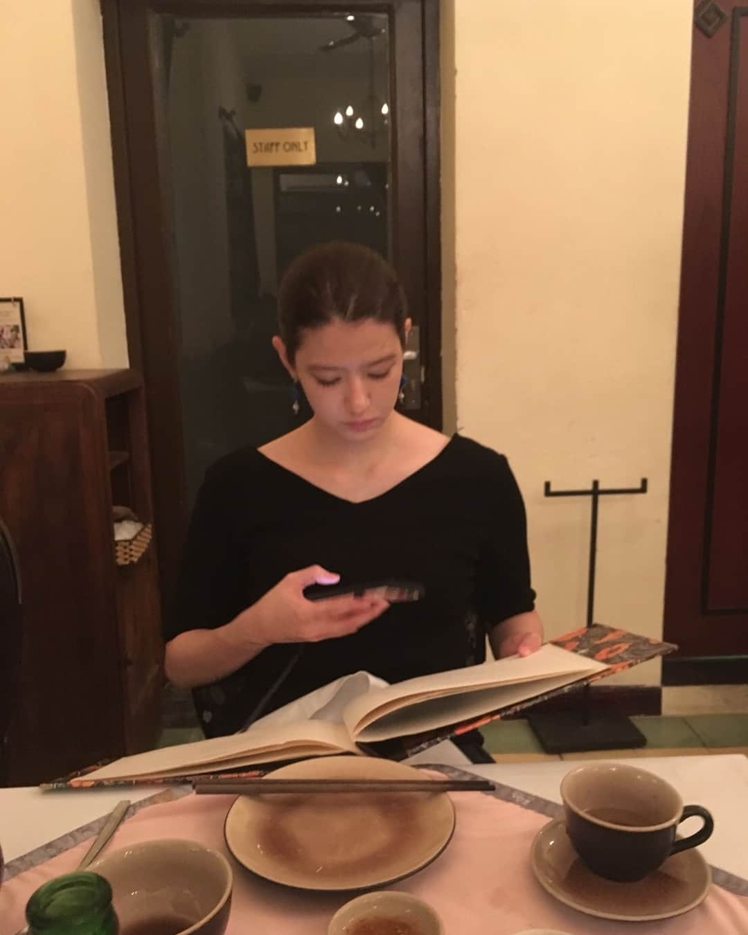 のインスタグラム：「どこに旅行しようか悩んだ時に何人かに勧められたのもありベトナム旅行に決めたのですが私の旅行での一番の楽しみ、食事が本当にすっごく美味しかった❣️❣️ 初日のディナーはホーチミンのパークハイアットの向かいにあるHoa tuc 初日に食べたレモングラスとエシャロット風味の鶏手羽焼きなどベトナム料理はハーブやスパイスの使い方も面白くてどのメニューも気になり今回の旅で二度お邪魔しました☺️ ベトナム料理、野菜メニューもたっぷりだし勉強したいなぁ‼︎ メニュー選ぶ時はいつも真剣です😅 このHoa tucもですが日本語メニューが置かれてるお店が多かったです。知ってる英語と調べながらメニュー解読して注文するのが好きだからちょっと残念💦 #hoatuc #ホーチミン #eat #travel  #夏休み #summervacation  #ベトナム料理 #夏 #夏旅 #dinner  #チェー #menu #vietnam  #vietnamesefood」