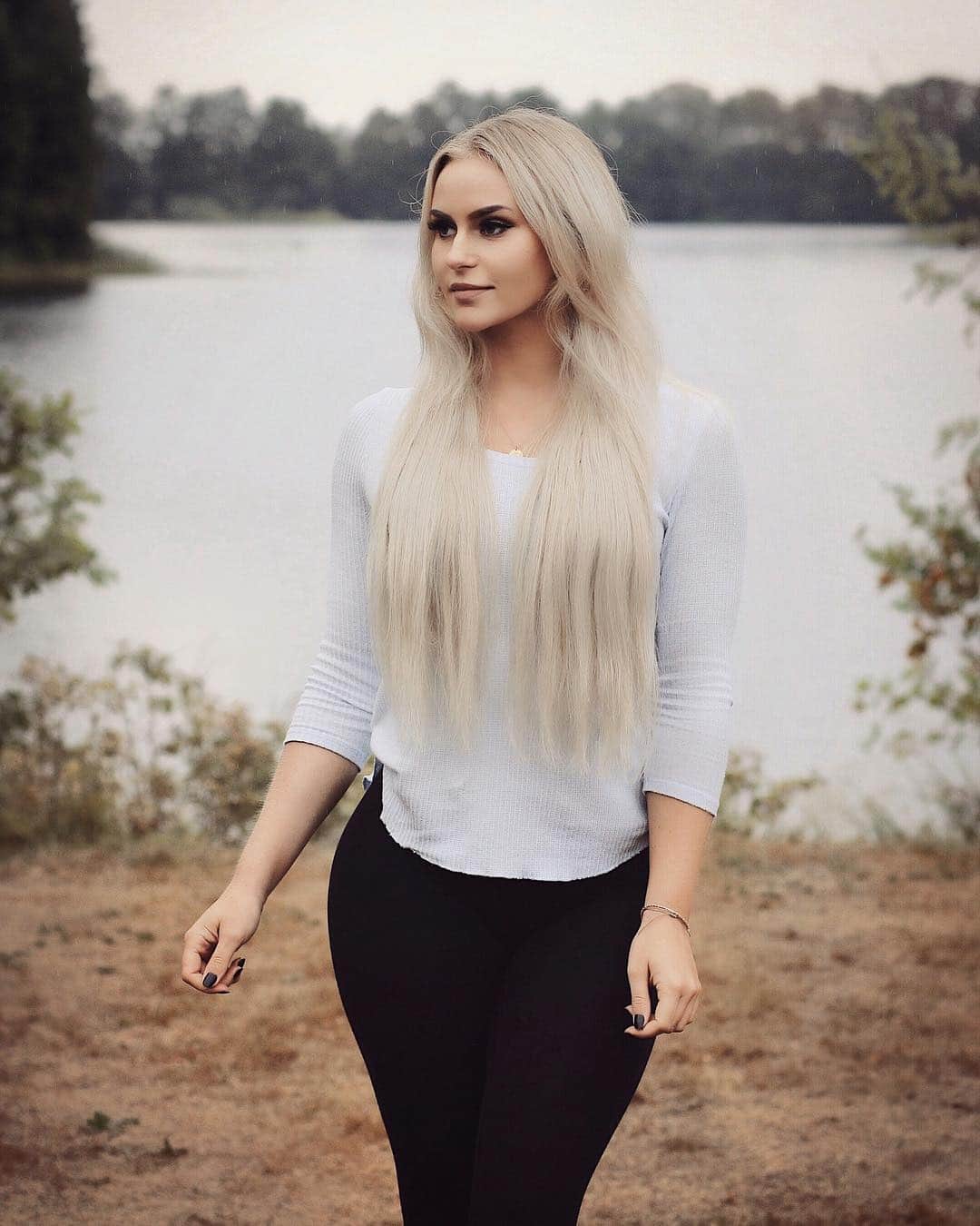 Anna Nyströmのインスタグラム：「Nature 💗 What do you prefer, city or country side? 😊」