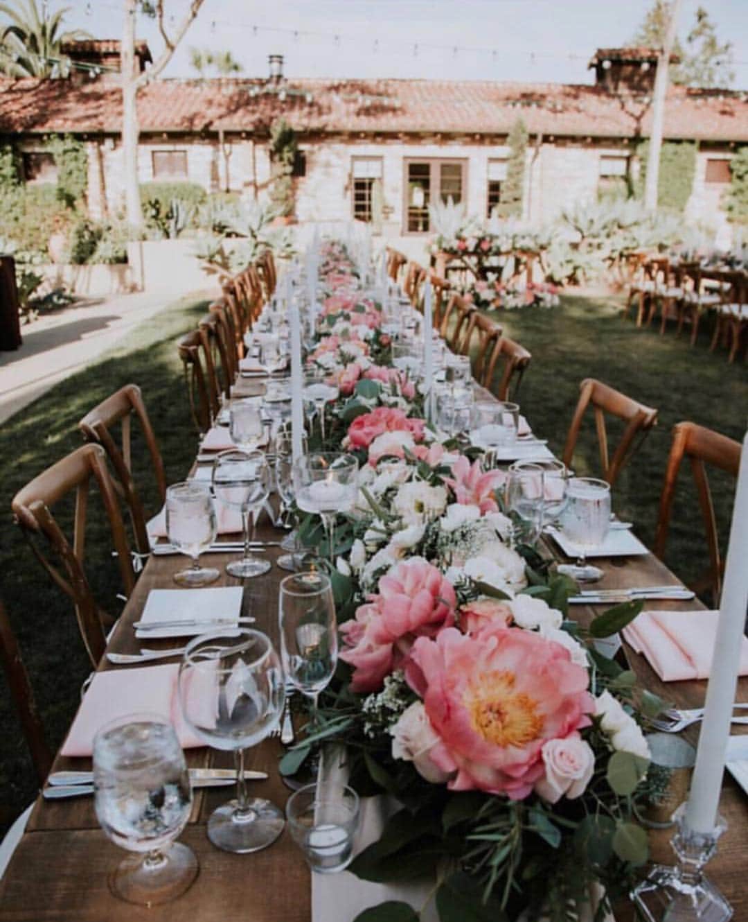 WEDDING APPARELのインスタグラム：「Pretty outdoor venue, love the centerpieces 🌸🌸 @brideside」