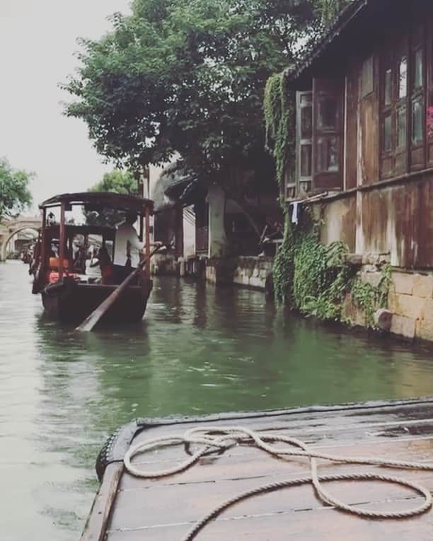 リン・グイのインスタグラム：「Lost in Wuzhen 😍  #perfect #wuzhen #weekend #china #zhejiang #relaxingtime #enjoy #amazing」