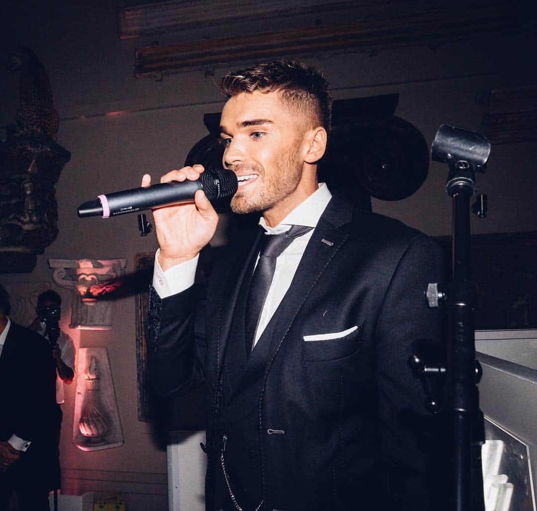 Union Jのインスタグラム：「When you un-do your top button and sing “BEAUTIFUL LIFEEEEEEE” 🕺🏼 at the top of your lungs @joshcuthbert ! Guys honestly can’t explain how thankful I am for all your lovely comments about my wedding on the weekend! You guys are the best.」