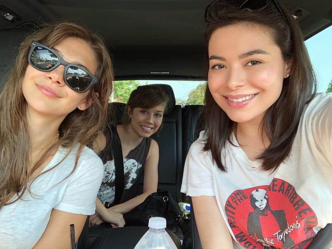 ミランダ・コスグローヴのインスタグラム：「Road trippin’」