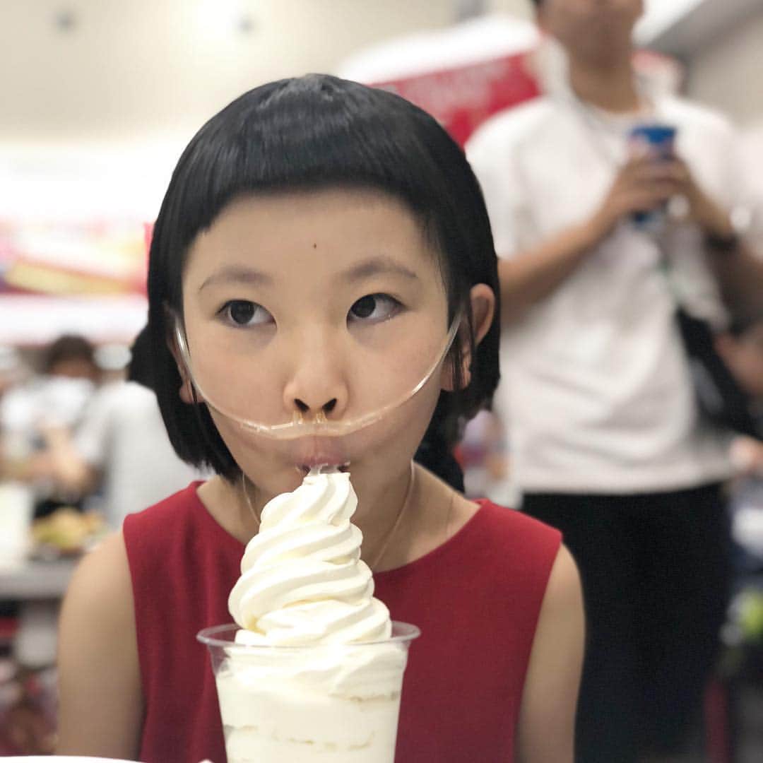 yukiさんのインスタグラム写真 - (yukiInstagram)「#🍦 #costcoのソフトクリーム #チョコモナカジャンボ好き #鼻の穴が広がる旨さ #おでこのホクロ #milka おはようございます。 毎日2.3個はアイスを食べています。 ソフトクリームに至っては… 飲みものです…🍦💦(やや反省)」8月16日 7時41分 - milkayuki