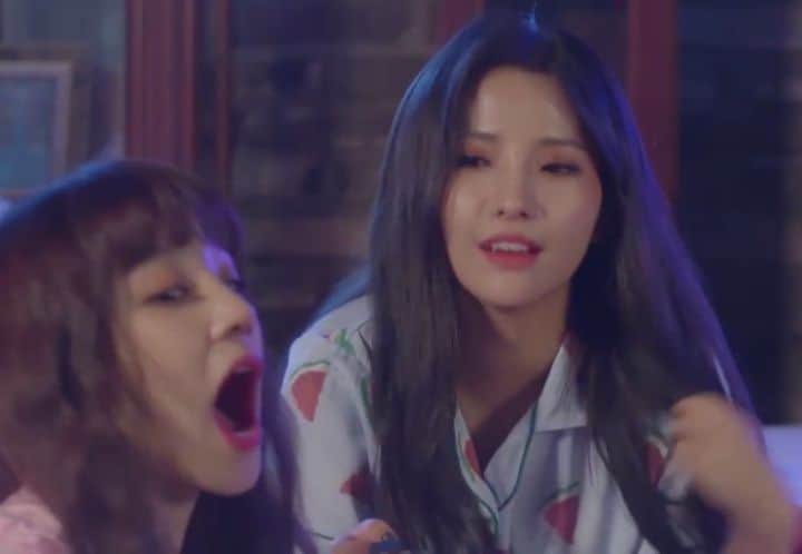 ウギのインスタグラム：「YuQi trying to eat the watermelon on Soyeon's pajamas 😂😂 ©bottttttl #여자아이들 #G_I_DLE  #우기 #YUQI」