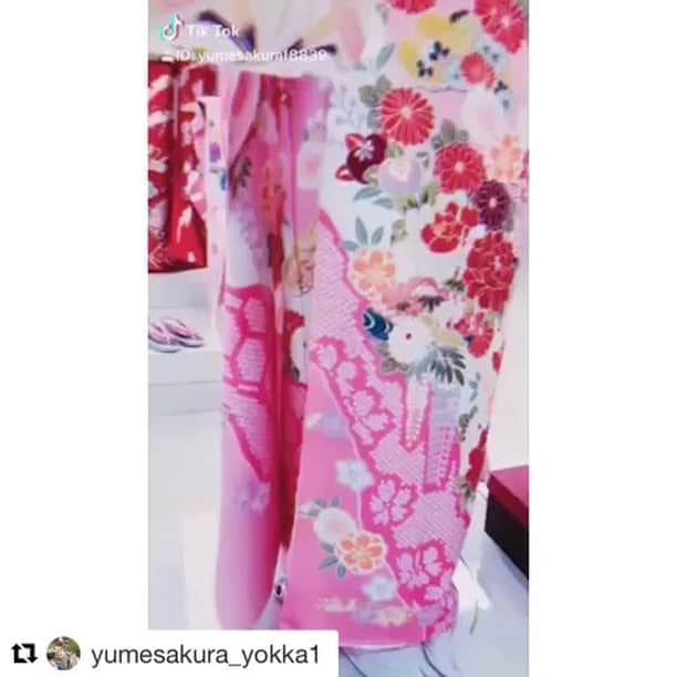 夢さくらのインスタグラム：「#Repost @yumesakura_yokka1 with @get_repost ・・・ スタジオの古森くんと森川くんがTik Tokにハマってるらしく、便乗した。 夏休み 振袖展、ただいま開催中～😎🌴☀ . #夏休み #夢さくら #振袖 #振袖展 #ファッションモンスター #TikTok #森川くんはダンスが上手いイケメン  #マネキン #悪ノリ」