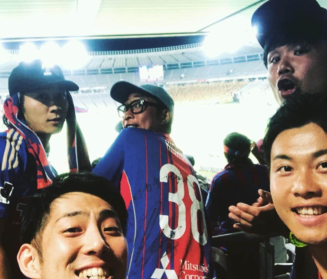 のインスタグラム：「昨晩は正装（ユニフォーム）でゴール裏に。まだまだこっから！  #ゆってぃ #ワカチコ #fctokyo #人力舎 #一人普通に飯食ってた #0-1で負けたのを見て心を乱すのかと言う試練頂いてきた #私はこの後食べたビールと麻婆茄子に助けられました #次の札幌戦勝つよ」