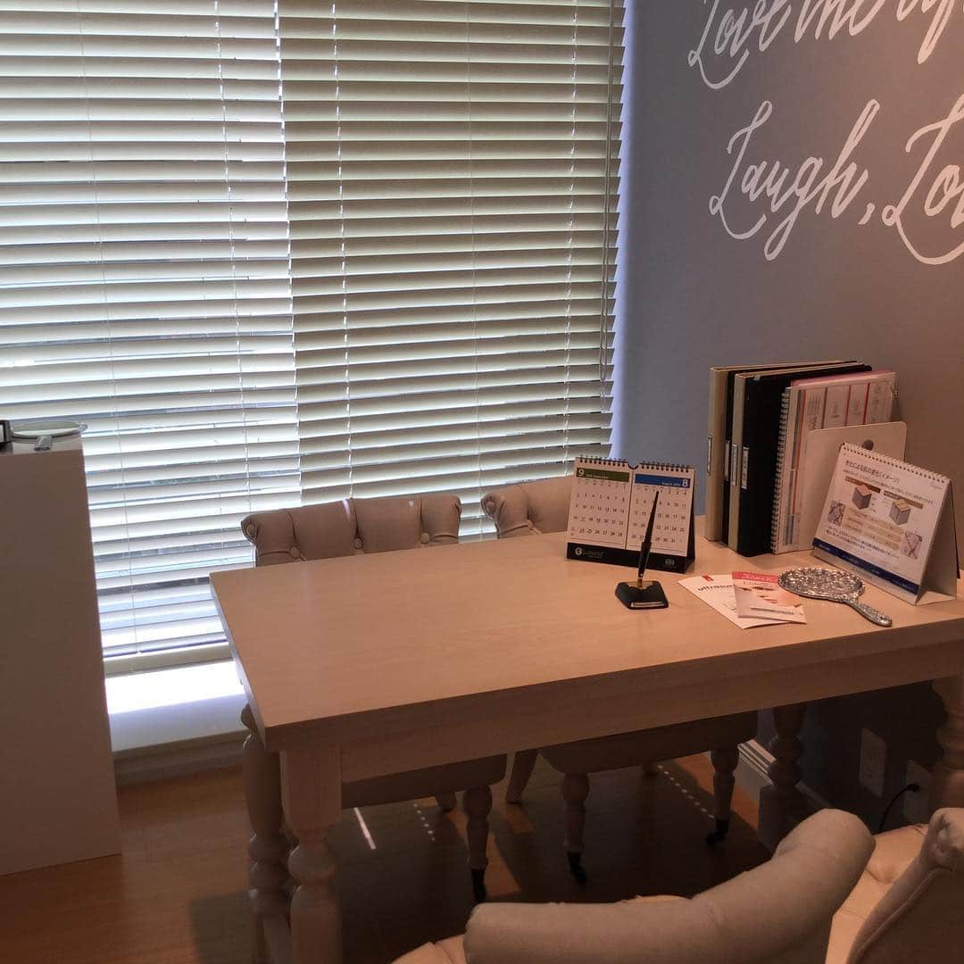 NATURAL HARMONY CLINICのインスタグラム：「こちらは当院のカウンセリングルームの１つです🎀  このように当院は全て個室になっており、他の患者様と会うこと無く、通うことが可能です✨  当院は美容経験が豊富なスタッフが多く揃えておりますので、一人一人の悩みに沿って、治療法を提案しています💝  お肌に悩みを持ってる方や美容にご興味がある方は、是非一度ご来院下さい☺️ お待ちしております🎵 📞0800-800-4977 東京都渋谷区神宮前6-25-14 神宮前メディアスクエアビル5階  #渋谷#表参道#原宿#美容皮膚科#点滴#シミ#日焼け止め#可愛い#綺麗#インスタ映え#フォトジェニック#美肌#美白#夏休み#フォトフェイシャル#美顔#汗対策#美容#神宮前#たるみ」