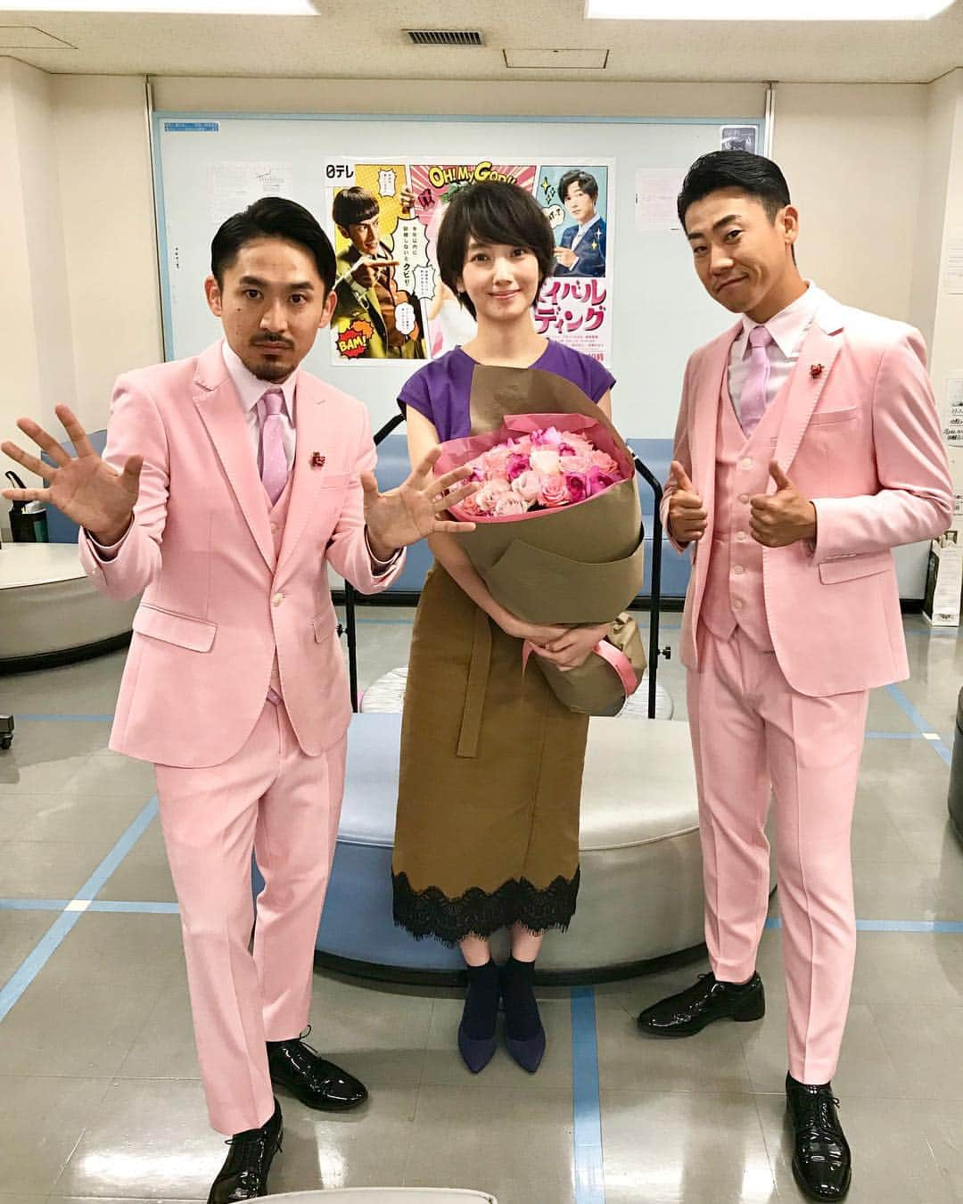 日本テレビ「サバイバル・ウェディング」さんのインスタグラム写真 - (日本テレビ「サバイバル・ウェディング」Instagram)「‪先日、スタジオに主題歌『ドラマ』のC&Kさんが来てくれました‼️‬ ‪#ドラマの主題歌がドラマでややこしい件w‬ ‪#かのやばら大使‬ ‪#波瑠‬ ‪#candk‬ ‪#サバイバルウェディング‬ ‪#サバ婚‬ ‪#毎週土曜よる10時‬ ‪#日テレ‬ ‪#土ドラ‬」8月16日 11時38分 - survivalwedding