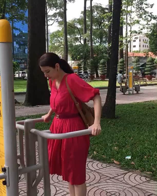 のインスタグラム：「ホーチミンの公園にトレーニングマシーンのような物がありました😅 ２枚目のはどこに効いてるかわからず… #ジム #gym #トレーニング #公園 #park #vietnam #hochiminh #pink  #green #onepiece #ベトナム #筋トレ #筋トレ女子 #trip #travel」