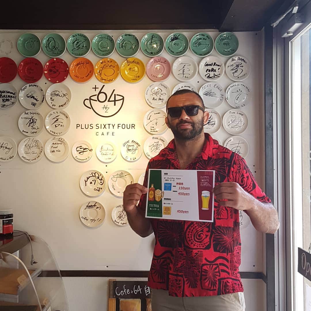 のインスタグラム：「Hydration station @cafeplus64 Kaoru Ale on tap (Suntory Blue can ) Toshiba vs Suntory 👌🏾👌🏾 Tommrow 17:00 KO #buffalooo🍺」
