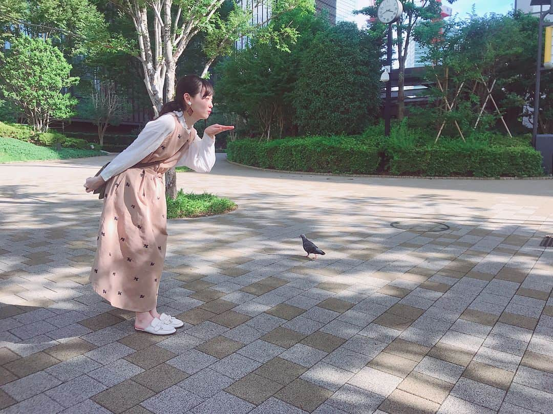 福原遥さんのインスタグラム写真 - (福原遥Instagram)「. 鳩さんとパシャリ🕊 テクテク歩く姿がとっても可愛い。 つい、一緒に写真を撮っちゃった☺︎笑 #はるかふく」8月16日 12時40分 - haruka.f.official