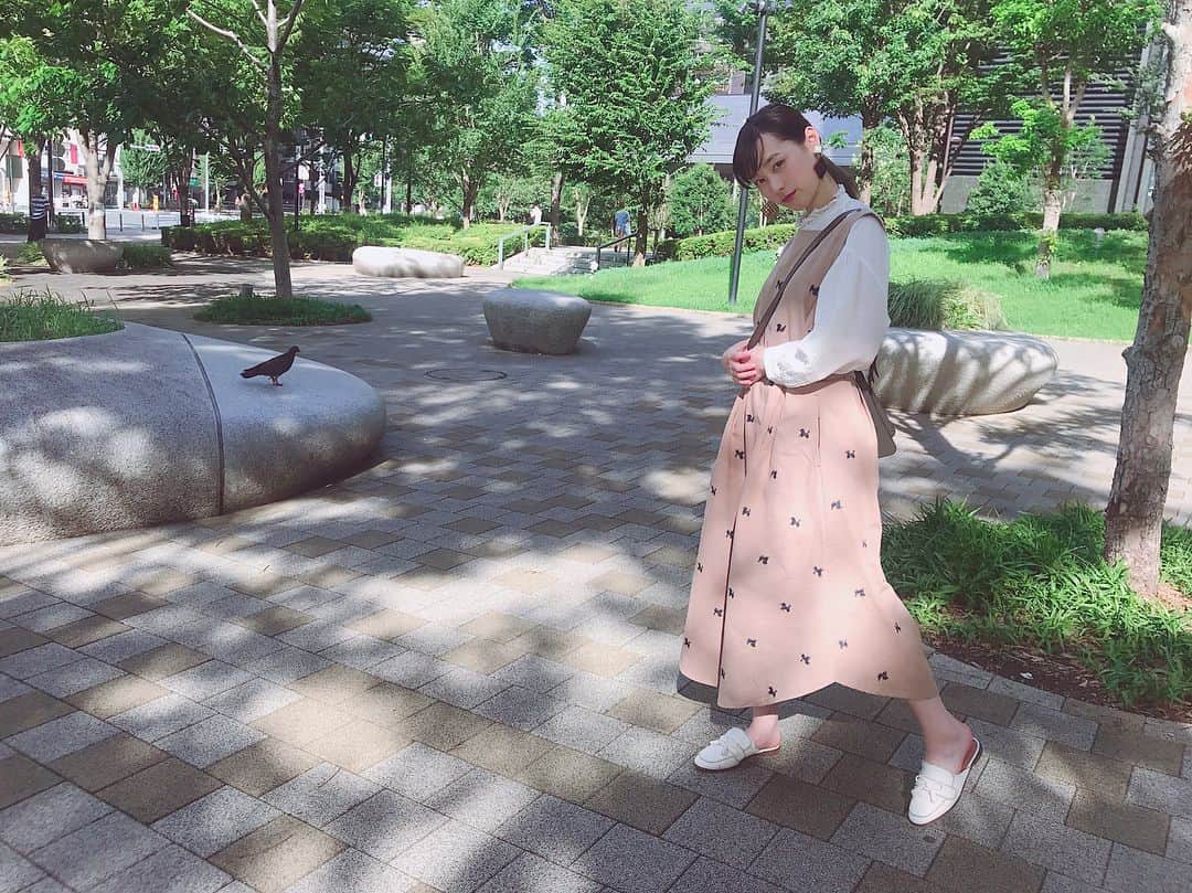 福原遥さんのインスタグラム写真 - (福原遥Instagram)「. 鳩さんとパシャリ🕊 テクテク歩く姿がとっても可愛い。 つい、一緒に写真を撮っちゃった☺︎笑 #はるかふく」8月16日 12時40分 - haruka.f.official