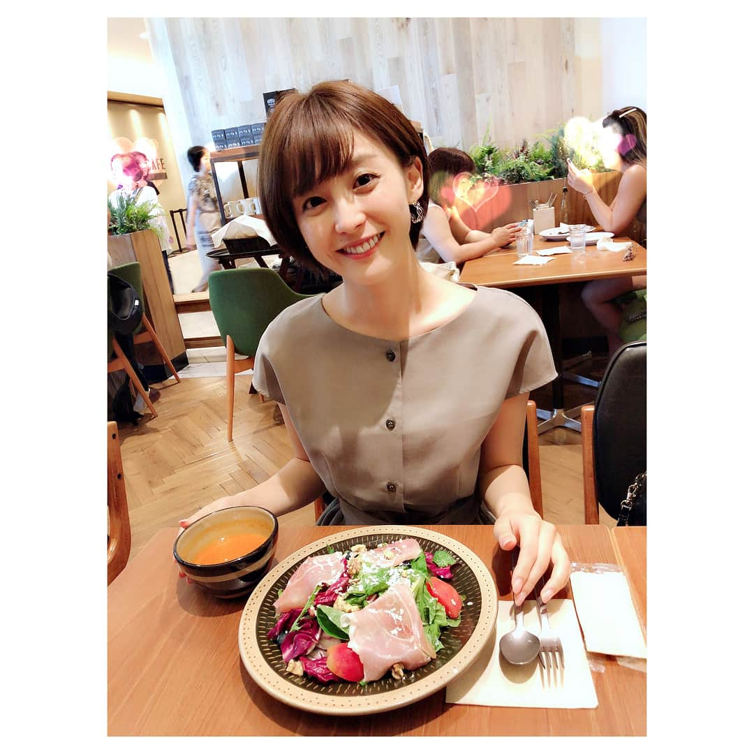 宮司愛海さんのインスタグラム写真 - (宮司愛海Instagram)「先日、話題の映画「カメラを止めるな！」を学生時代からの友人と観てきました。 何を言ってもネタバレになってしまいそうで内容については触れられませんが（笑）、とにかく面白かった！ 映画館で声を出して笑ったのは初めてです。 ひとこと言えるとすると...テレビ業界で働くものとして、生放送を愛おしく思えた、ということでしょうか🤣 . #カメラを止めるな #映画 #からの #ランチ #野菜」8月16日 13時22分 - manami_miyaji