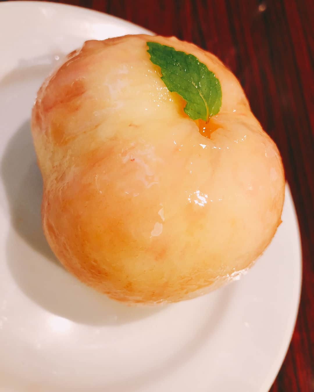 山下まみのインスタグラム：「ほんと幸せ。  #lotus #ロータス #桃 #cafe #sweet #原宿」