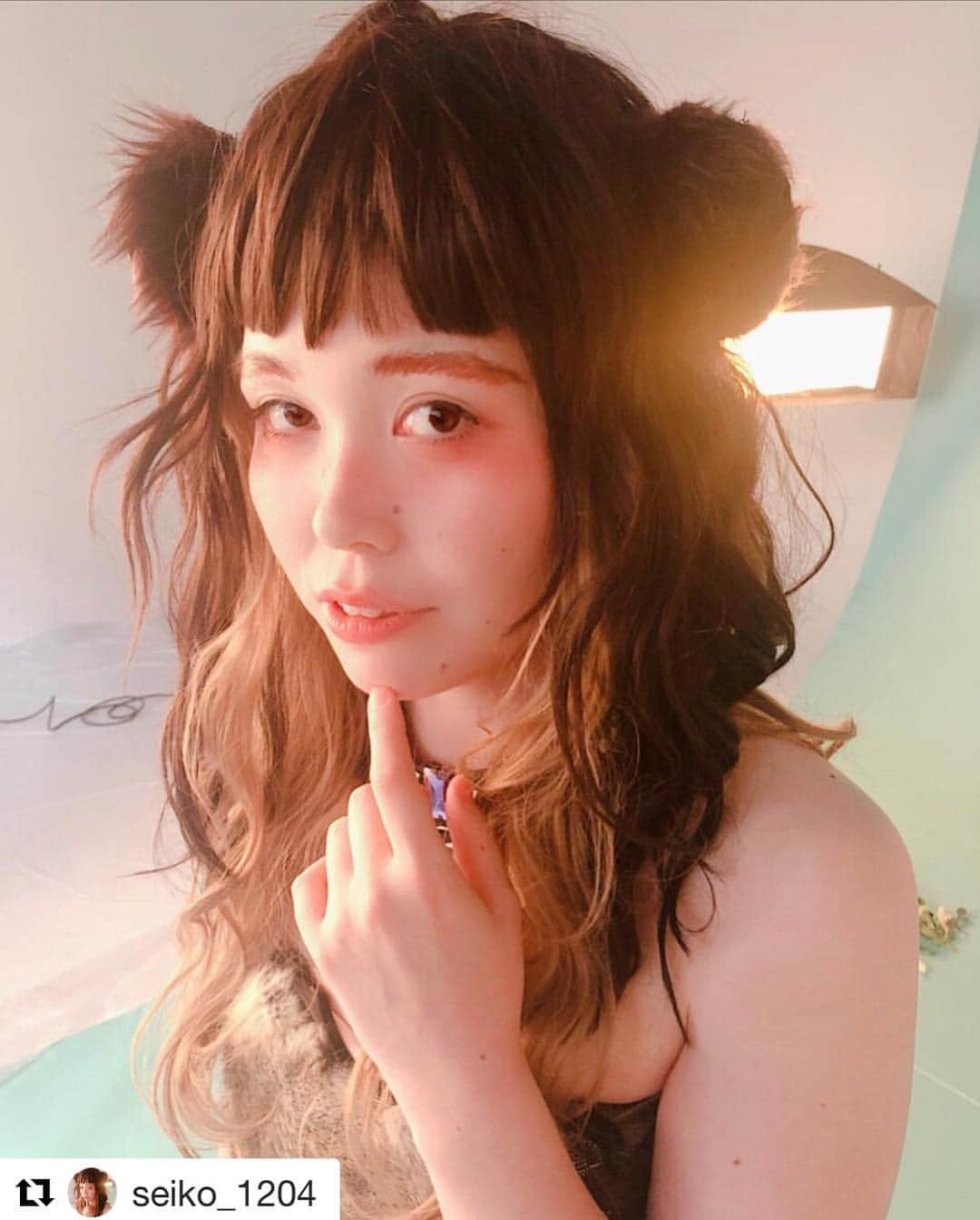 大久保美幸さんのインスタグラム写真 - (大久保美幸Instagram)「こんにちは😊 昨日投稿したヘアメイクイラスト画の仕上がりメイク顔が 尼神インター誠子さんのインスタにアップされていたので😳 リポストさせていただきました✨ 結構メイクしているように見えますが。。。 実は❗️ノーファンデ、ノーマスカラ、ノーカラコン、ノーアイプチ メイクです。 引き算メイク、プチ足し算。 この写真はフォトショや写真加工なし❗️ この写真よりも生で見たほうがもっとかわいかった🌸  撮影風景動画で見て欲しかったな🤔 spring発売楽しみ😀 #清川あさみ さん #尼神インター誠子 さん #尼神インター さん #誠子 さん #めっちゃいい人 #springmagazine #女芸人 さん」8月16日 17時42分 - miyukiookubo