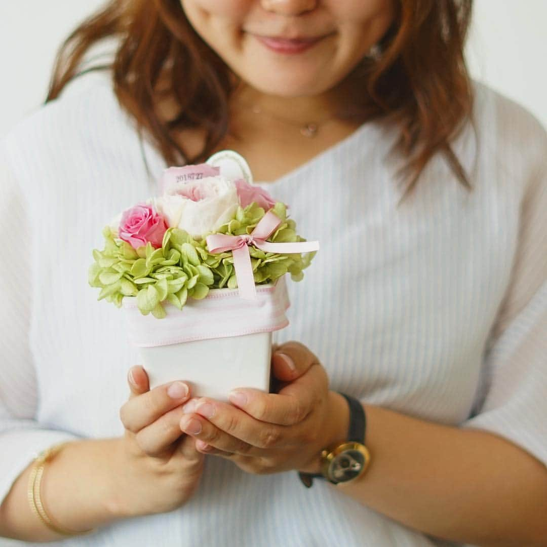 オクルモールのインスタグラム：「【プレゼント】  パステル プリザーブド フラワーアレンジM | patisserie+flower . . 花びらに「オリジナルメッセージ」と「誕生石のラインストーン」を入れて世界に1つの贈り物を！ .  メッセージ入りのプレゼントは特別な気持ちを形にして一緒に贈る事ができるので、贈られた方がプレゼントを手に取ったり眺めたりするたび、気持ちも暖かくしてくれるサプライズプレゼントです♪ . . . #プレゼント迷走中 #オクルモール  #プリザーブド #プリザーブドフラワー #名入れギフト #名入れ #世界に一つ #世界に一つだけ #プロポーズ #おしゃれデザイン #特別なプレゼント #プチギフト候補 #とっておき」